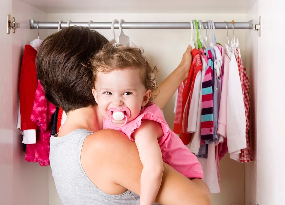 Organiser l'armoire à vêtements de son enfant / Le Mag