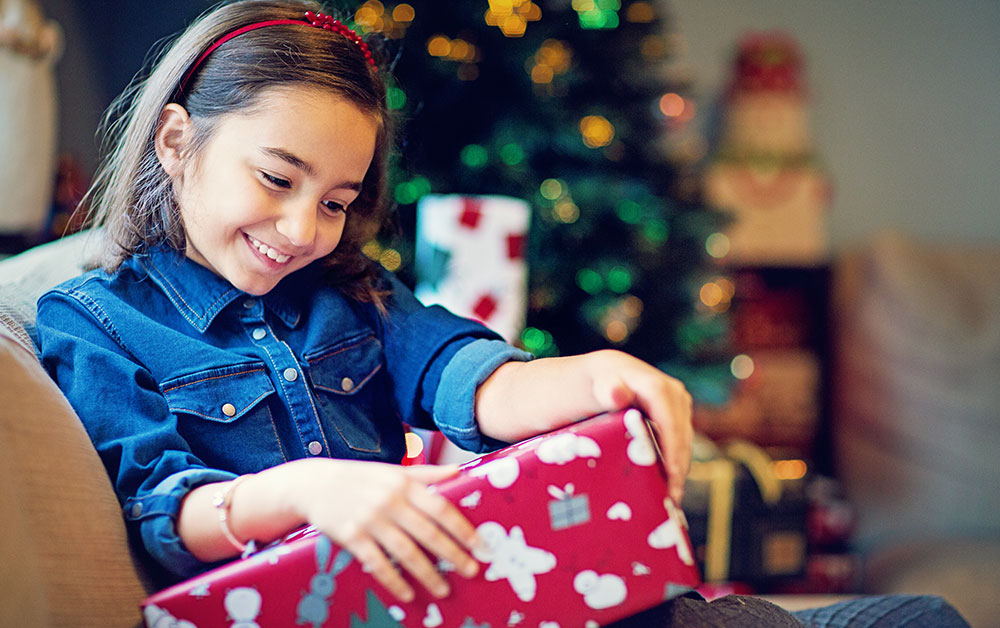 7 cadeaux à offrir aux enfants qui aiment la mode pour Noël 2021 / Le Mag