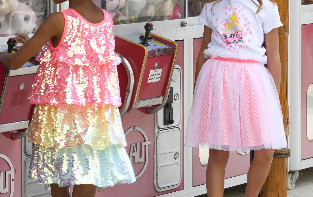 Robes colorées en tulle et à sequins Billieblush, disponible sur Kids around