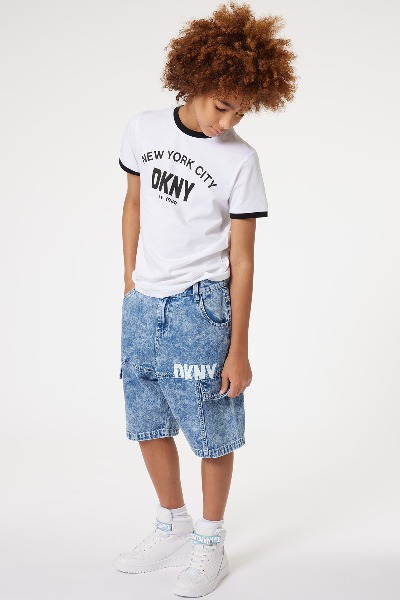 Short bermuda en jean denim garçon DKNY sur Kids around