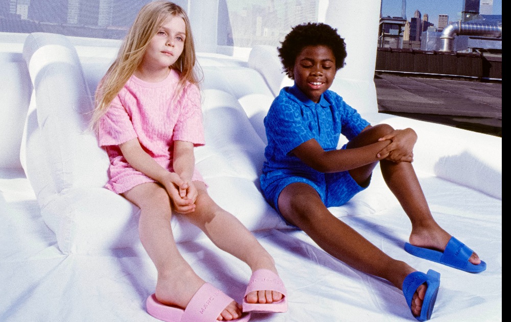 Sandales mixtes Marc jacobs- disponibles en bleu et rose. Disponible sur Kids around