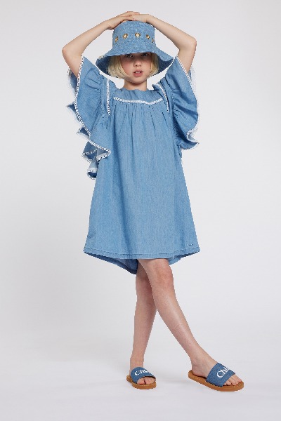 Look en denim Chloé, robe, bob et claquettes en jean disponible sur Kids around