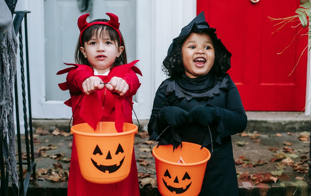 Le déguisement d'Halloween, Kids around vous guide pour trouver le costume d'halloween parfait pour votre enfant, sorcières, squelettes, pirates....