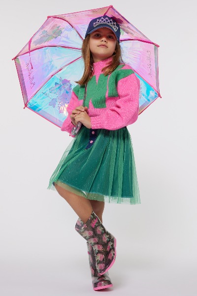 Tenue Billieblush: parapluie et bottes de pluie imprimé licorne. Pull rose et tutu vert Billieblush disponibles sur Kids around